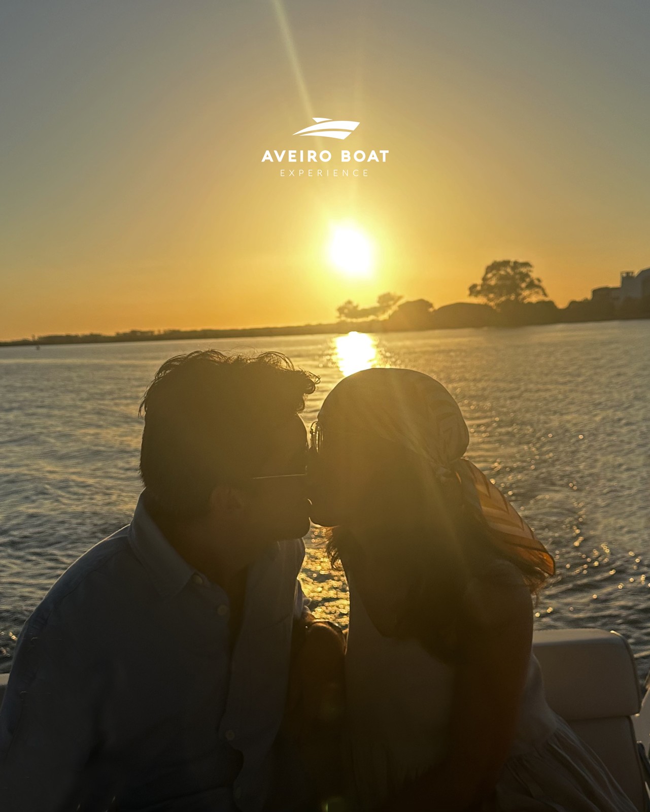 casal a beijar-se a bordo da embarcação da Aveiro boat experience ao Por do Sol