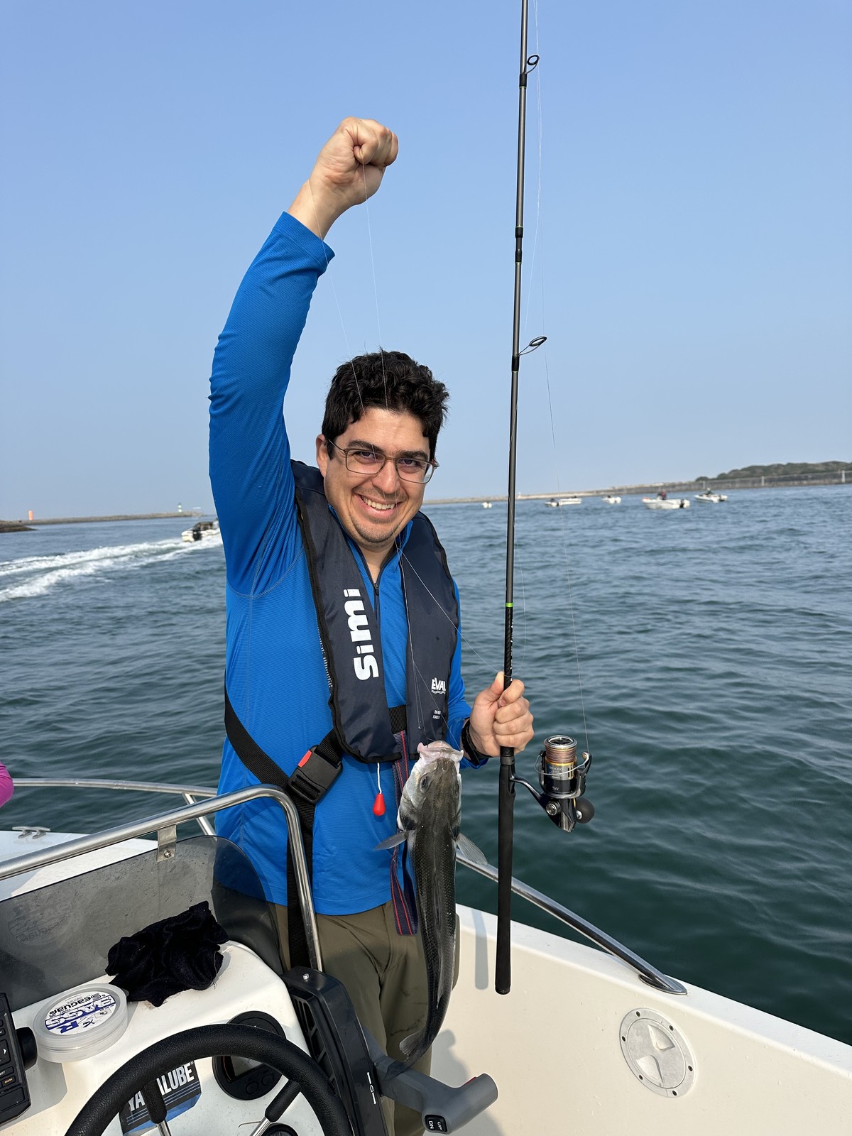senhor a exibir um robalo a bordo da embarcação da Aveiro boat experience
