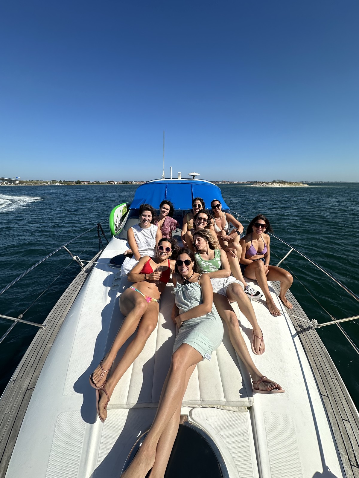 grupo de meninas sentadas na proa da embarcação da aveiro boat experience