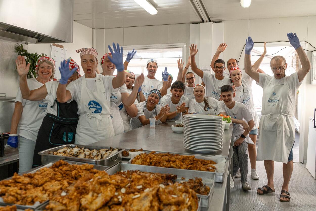 Equipa de uma das cozinhas do Festival do Bacalhau, em alegria, preparados para confecionar o Bacalhau