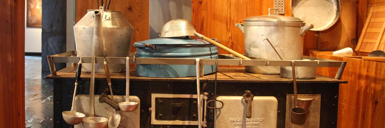 Antigo forno, panelas e utensílios de cozinha dos navios bacalhoeiros instalado na exposição permanente da Faina Maior no Museu Marítimo de Ílhavo