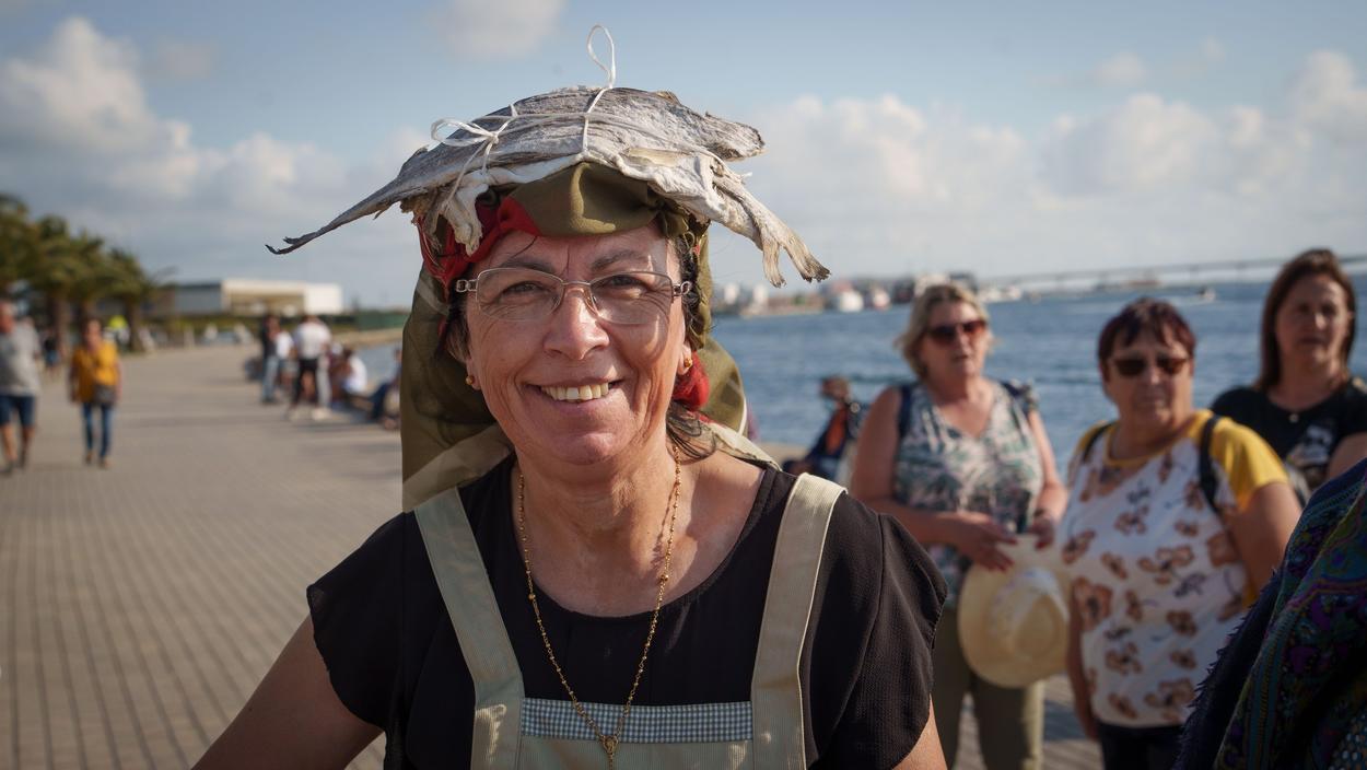 senhora com bacalhau à cabeça